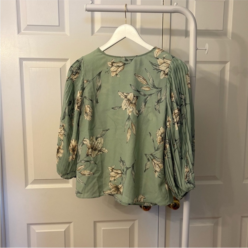 RW&CO. Sage Green Floral Print Blouse Pleated Ballon Sleeves Size Small - Picture 3 of 13